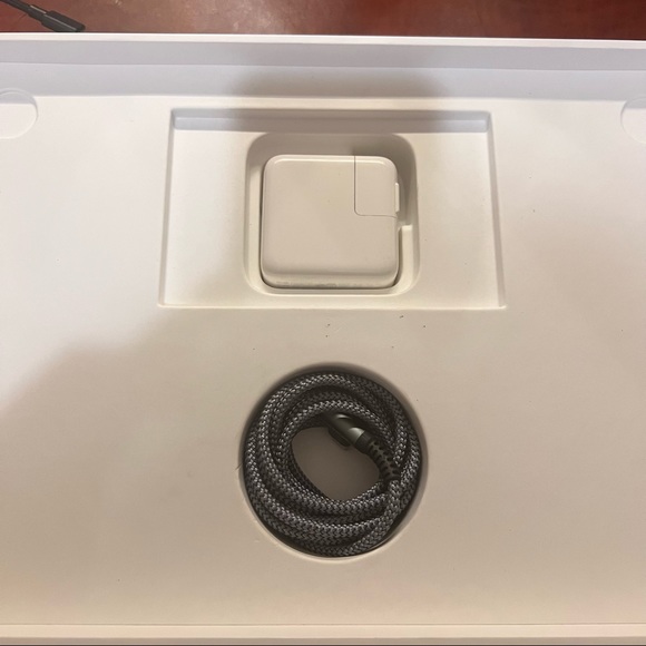 13.3-inch 2020 MacBook Air M1 Chip 8GB 256 SSD comes with box. Rose gold. - Picture 3 of 5